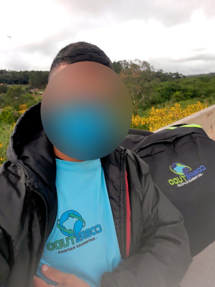 Entregador em rota, farda CobreTudo