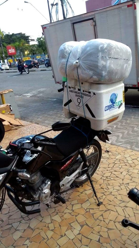 Moto equipada para carga volumosa