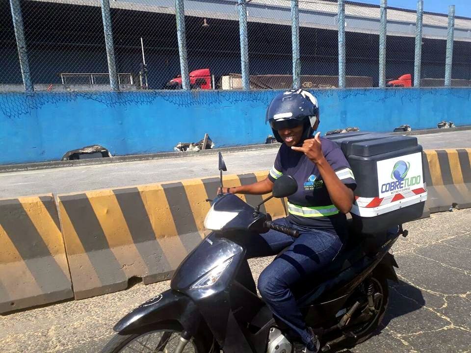 Entregadora em rota, baú CobreTudo