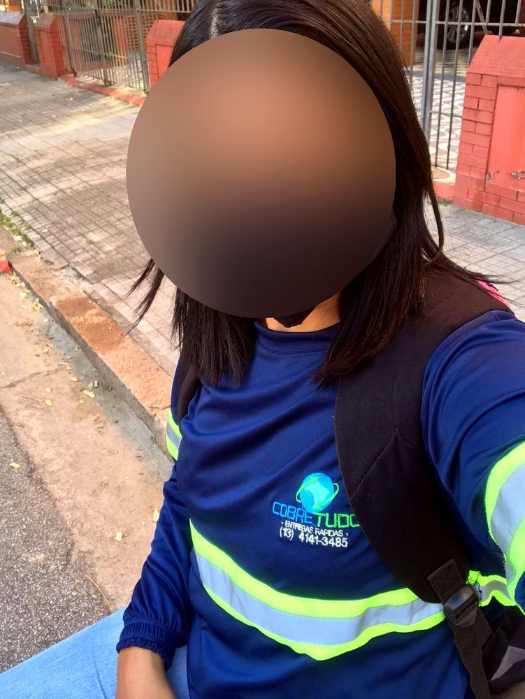Entregadora com equipamento de proteção