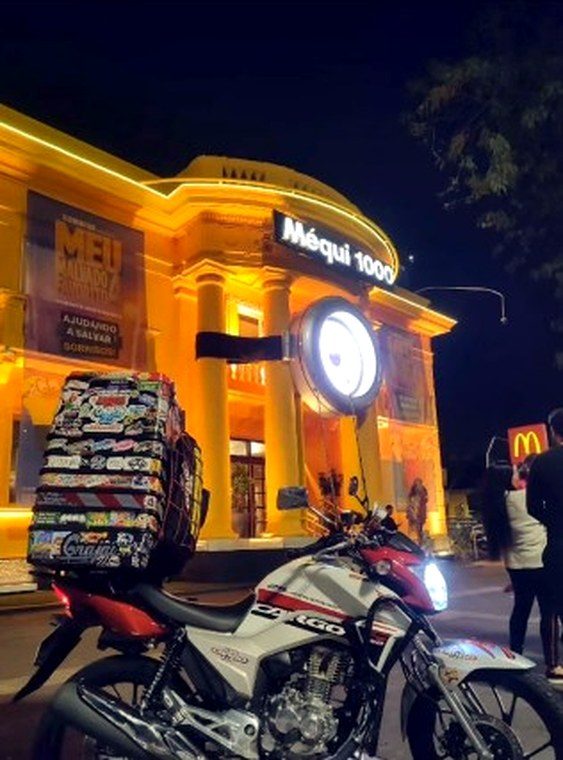 Entrega noturna em ponto comercial