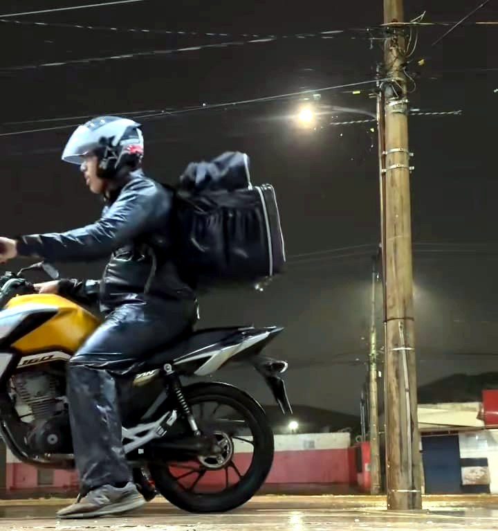 Entregador em movimento durante a noite