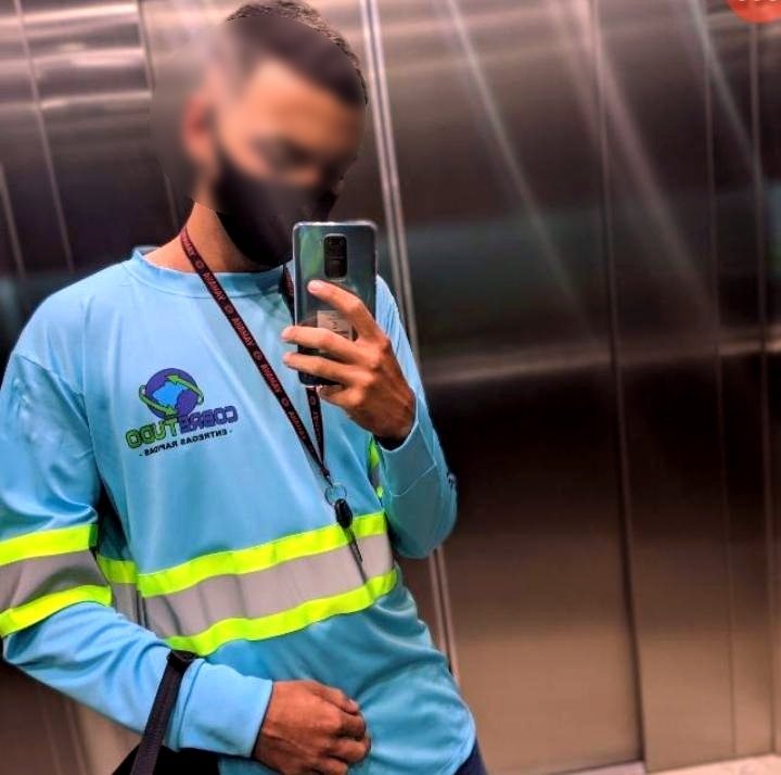 Entregador com farda CobreTudo