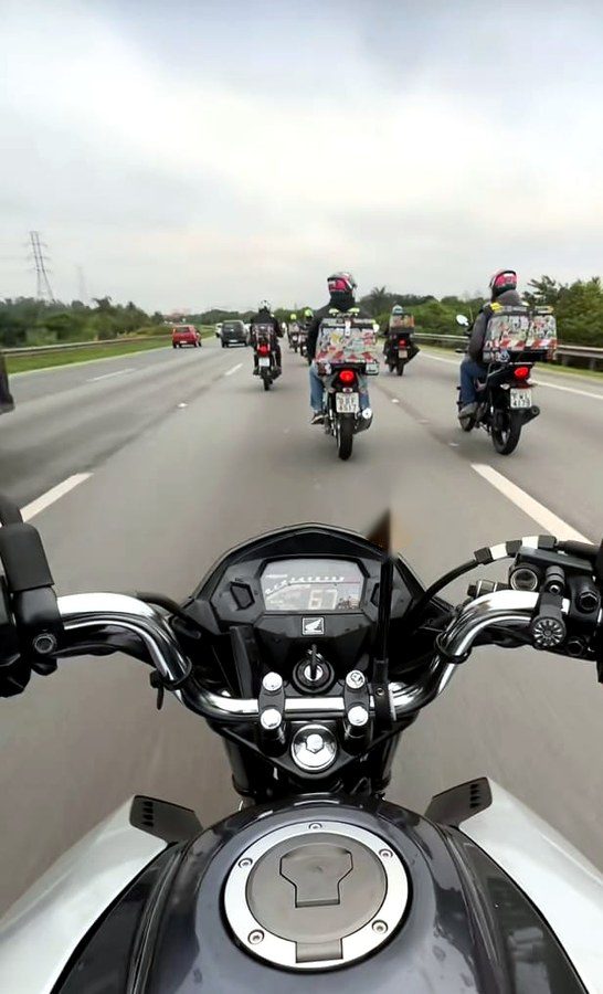 Comboio de entregadores na rodovia