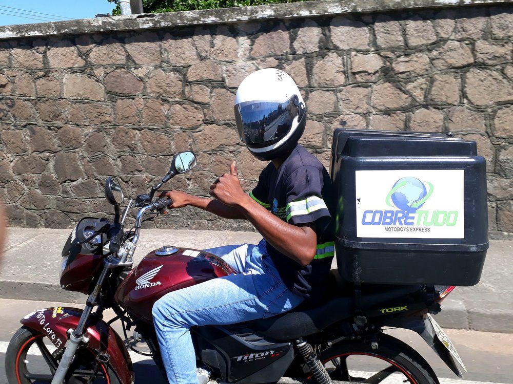 Entregador comemorando entrega