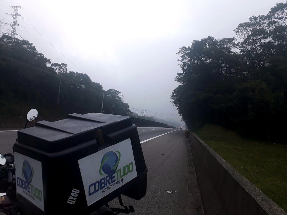 Entrega em rodovia na neblina