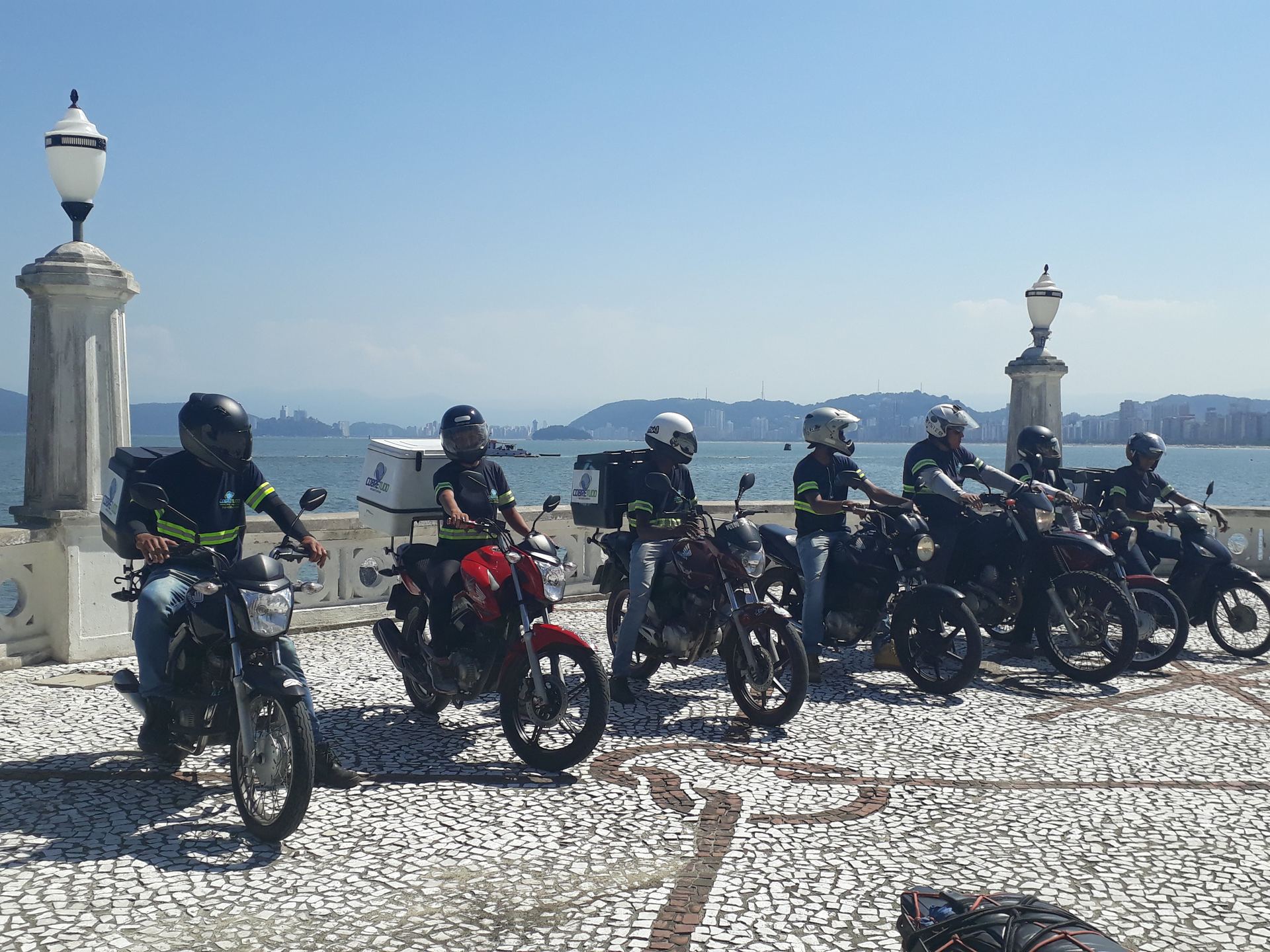 Equipe CobreTudo na orla de Santos