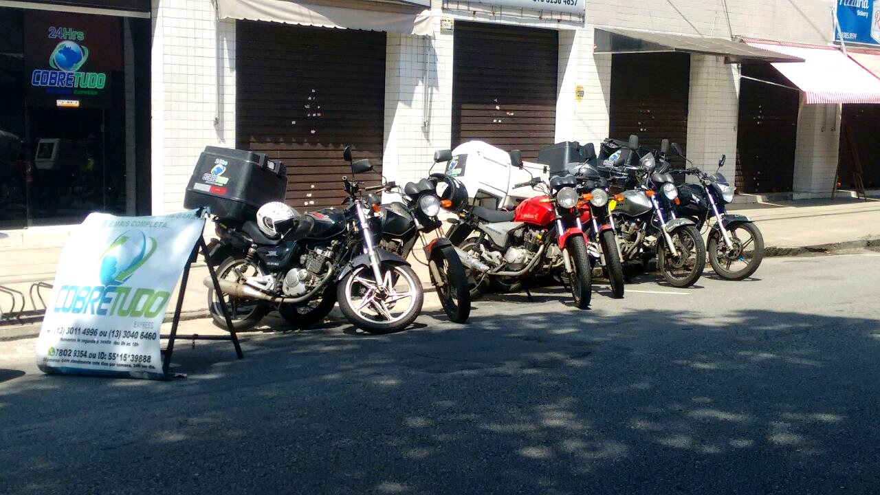 Motos da frota CobreTudo estacionadas