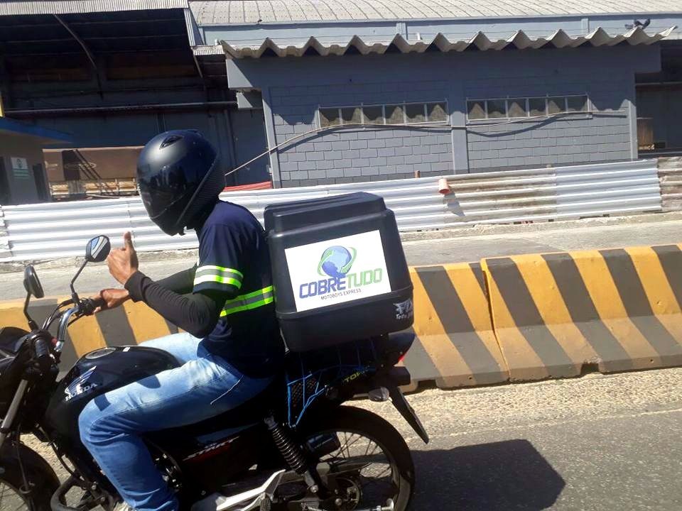Entregador em área industrial